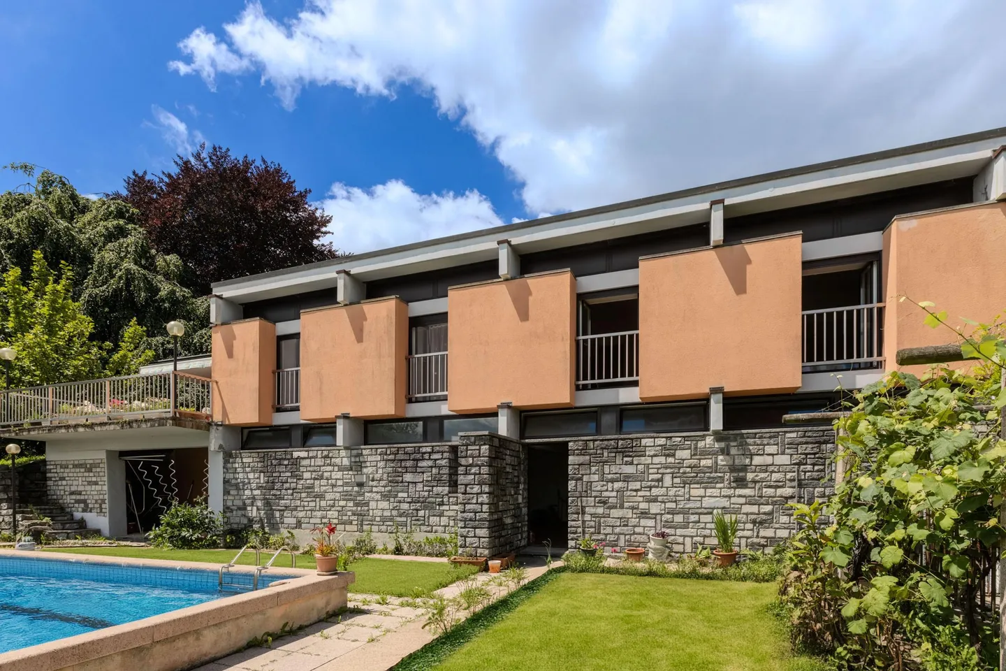 VILLA IN EINER RESERVIERTEN GEGEND MIT GROSSEN GARTEN IN COLDRERIO - Foto 8 von 10