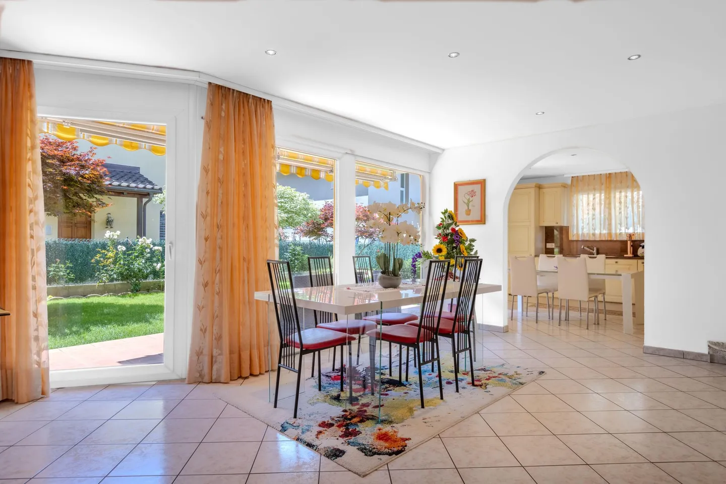 STUNNING VILLA 5.5 ROOMS WITH LARGE GARDEN IN CADENAZZO - Photo 2 of 9