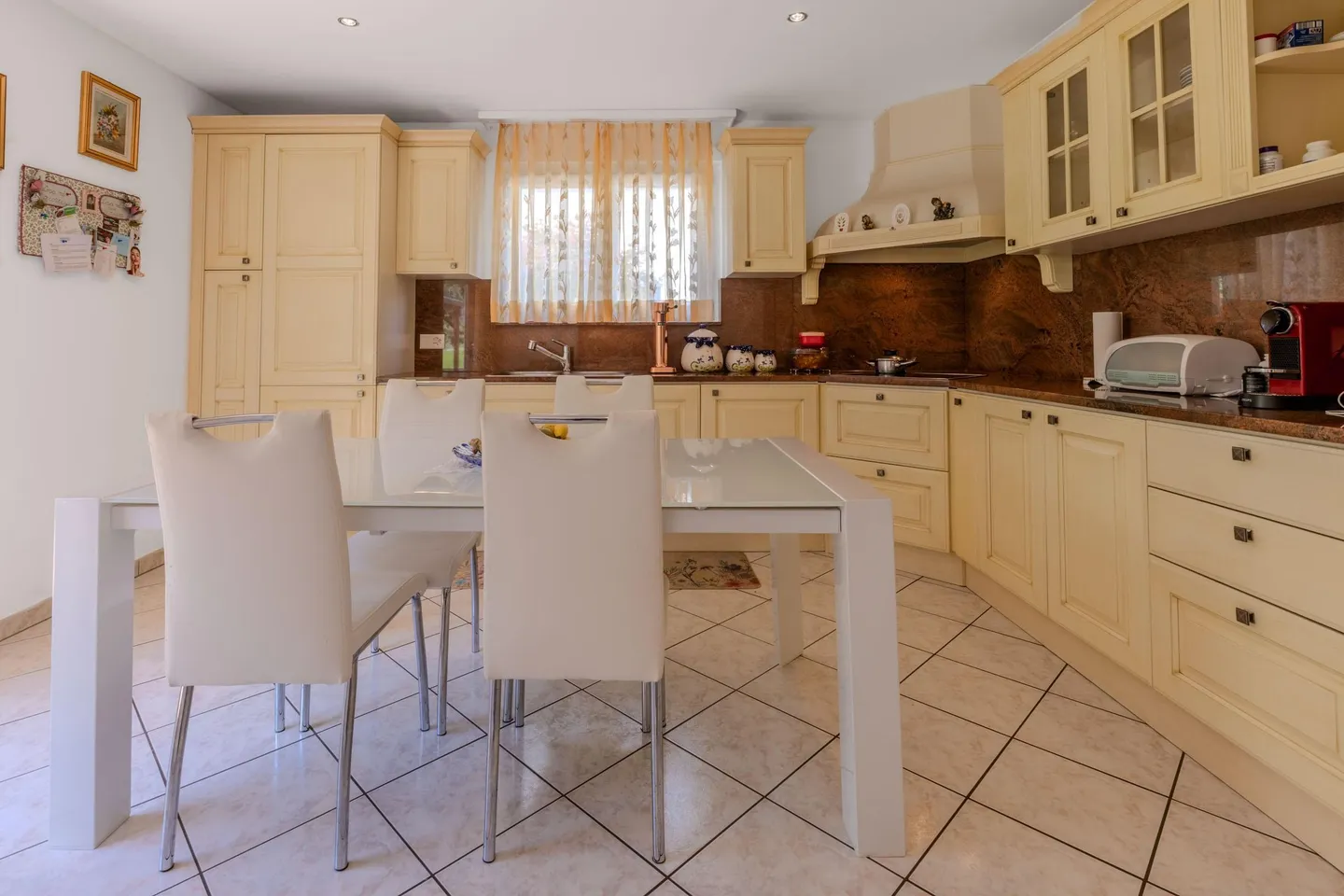STUNNING VILLA 5.5 ROOMS WITH LARGE GARDEN IN CADENAZZO - Photo 3 of 9