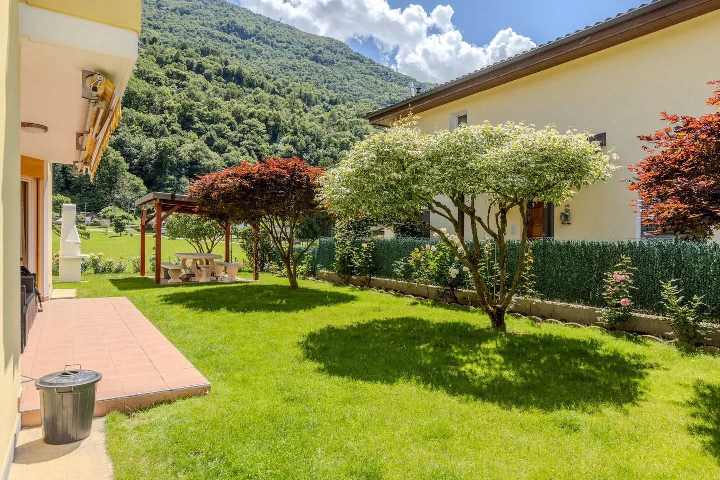 STUNNING VILLA 5.5 ROOMS WITH LARGE GARDEN IN CADENAZZO - Photo 4 of 9
