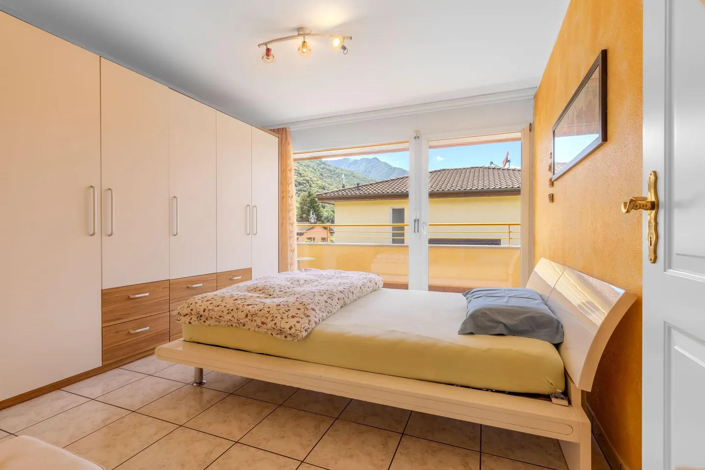 STUNNING VILLA 5.5 ROOMS WITH LARGE GARDEN IN CADENAZZO - Photo 7 of 9