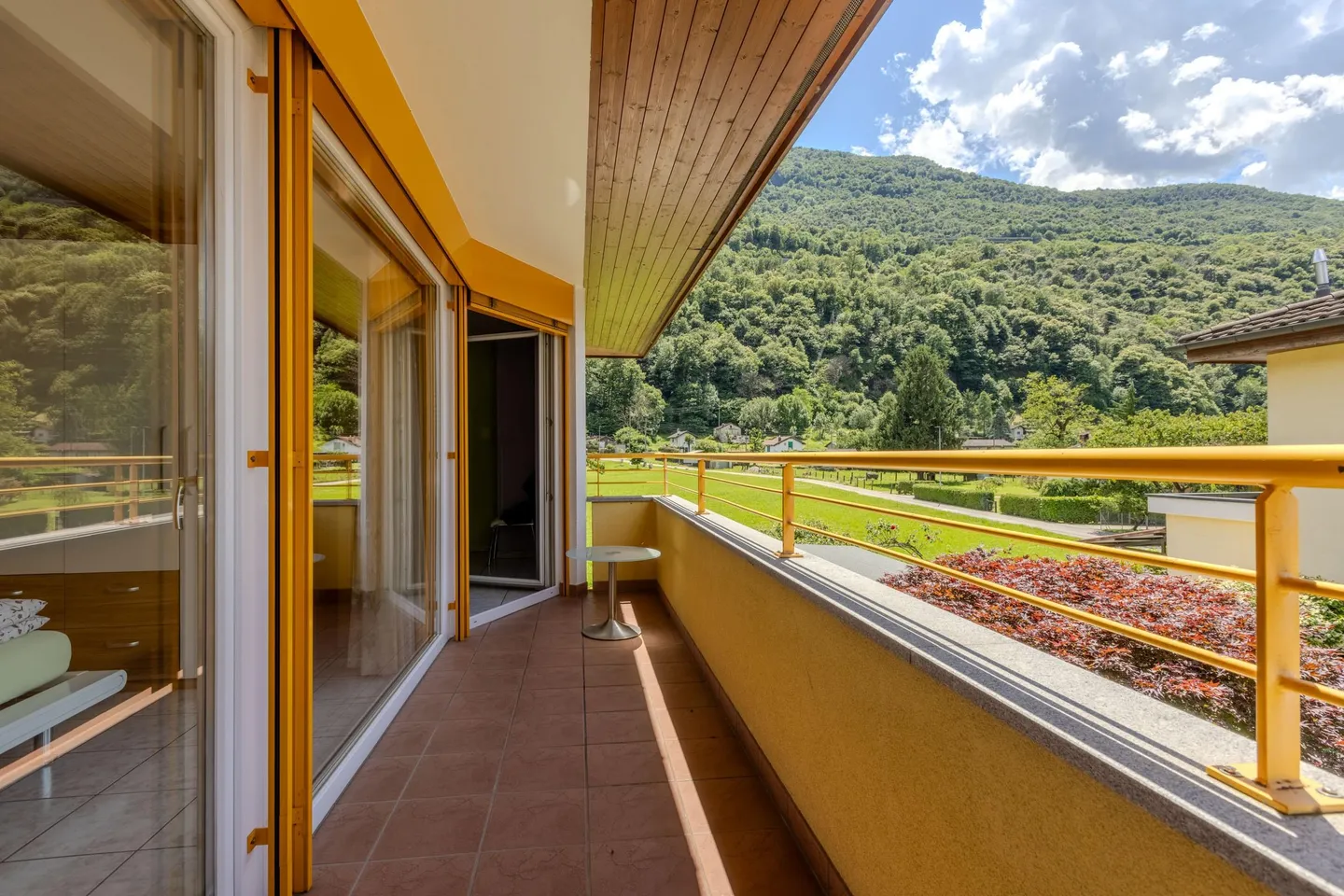 STUNNING VILLA 5.5 ROOMS WITH LARGE GARDEN IN CADENAZZO - Photo 8 of 9