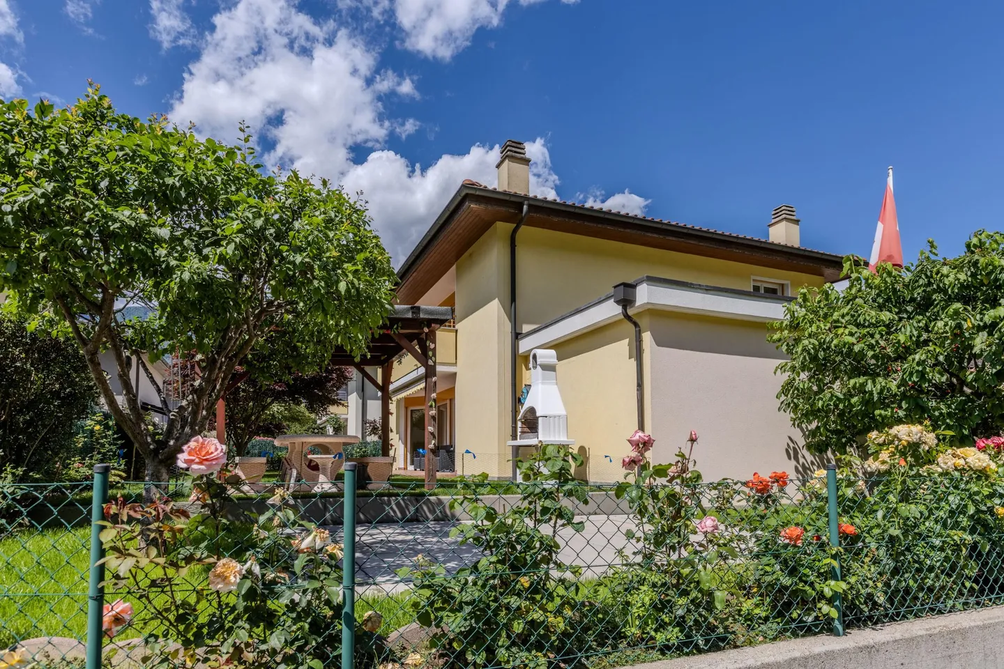 STUNNING VILLA 5.5 ROOMS WITH LARGE GARDEN IN CADENAZZO - Photo 1 of 9