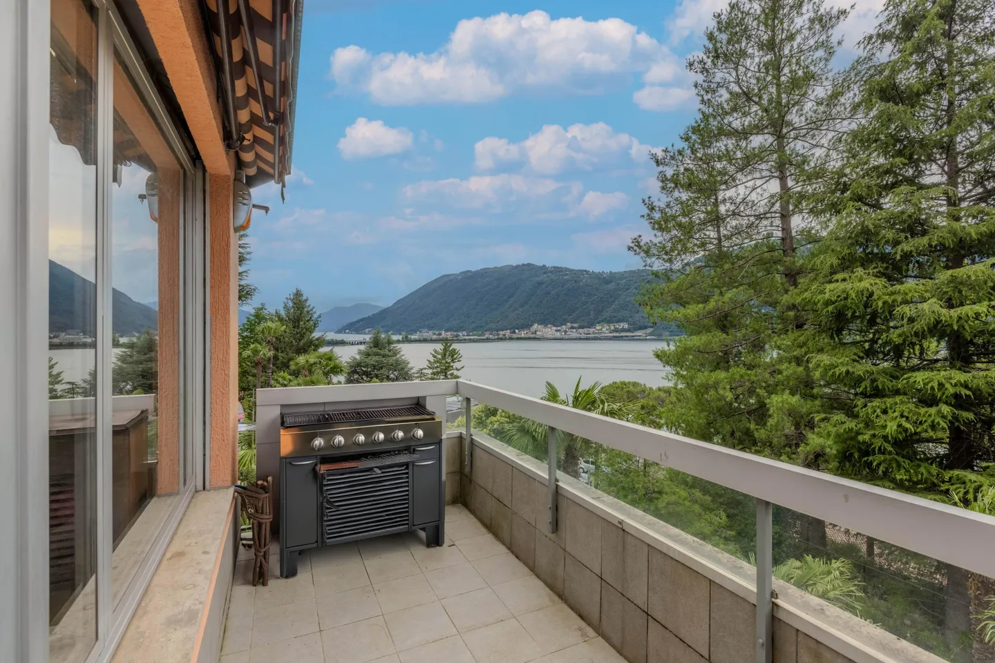 SPLENDID 4.5 ROOMS WITH TERRACE LAKE VIEW IN BISSONE - Photo 4 of 9
