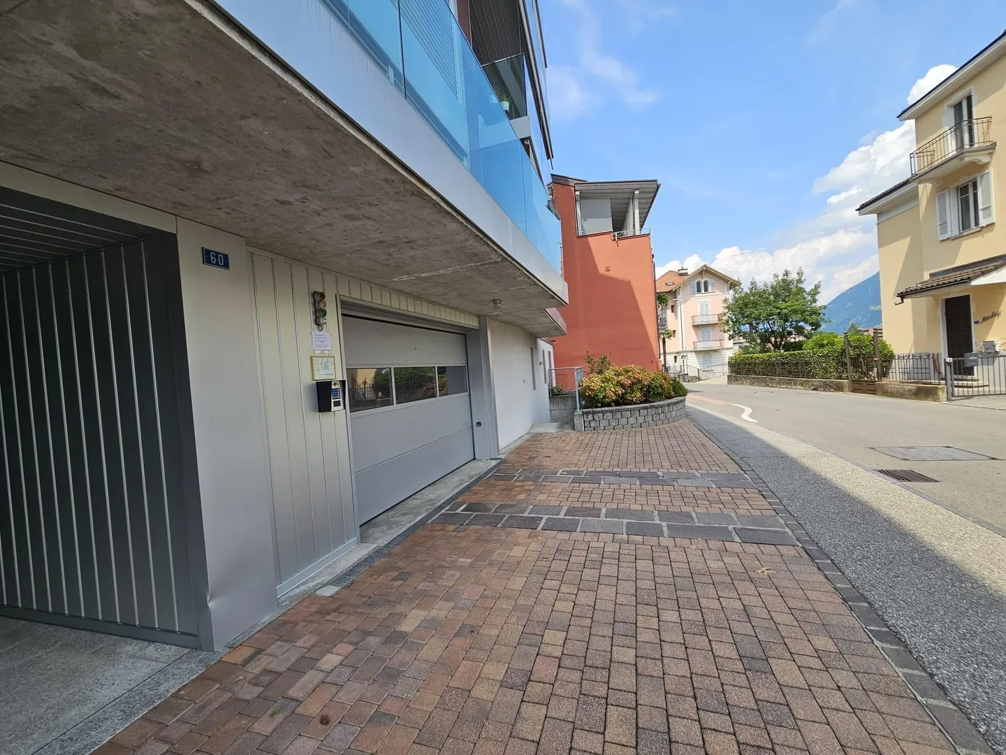 4 COMFORTABLE PARKING SPACES IN MECHANIZED GARAGE IN MELIDE - Photo 1 of 6