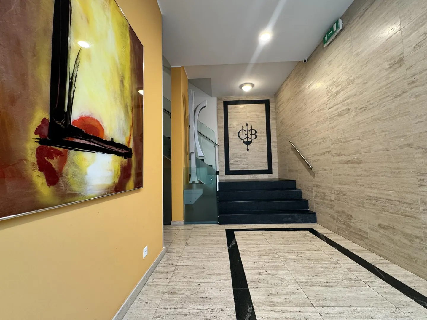 LUMINOSO 2.5 CON BALCONE E 2 POSTI AUTO IN CENTRO A LUGANO - Foto 9 di 10