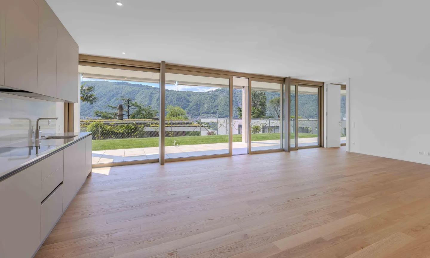SPLENDID 2.5 ROOMS WITH GARDEN AND LAKE VIEW IN BISSONE - Photo 6 of 12