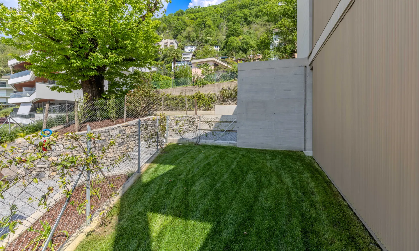 SPLENDID 2.5 ROOMS WITH GARDEN AND LAKE VIEW IN BISSONE - Photo 7 of 12