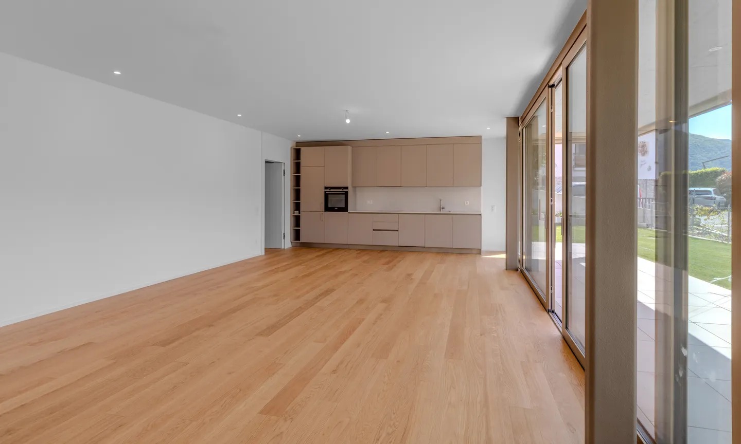 SPLENDID 2.5 ROOMS WITH GARDEN AND LAKE VIEW IN BISSONE - Photo 5 of 12