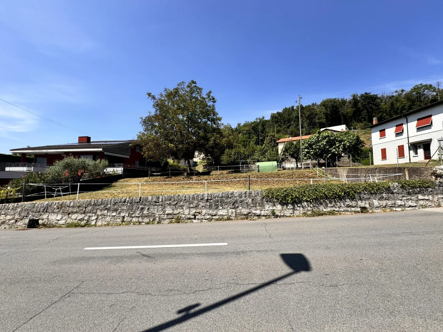 TERRAIN DE 522 MQ AVEC PROJET PRÉAPPROUVÉ À ARZO - Photo 3 sur 3