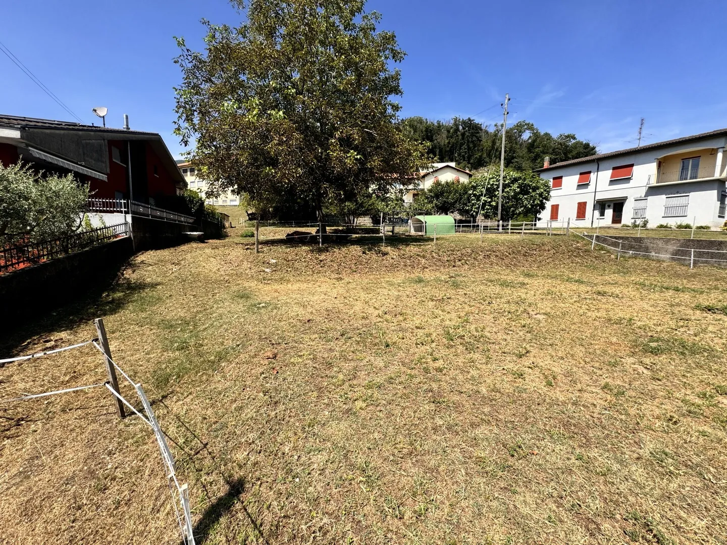 TERRAIN DE 522 MQ AVEC PROJET PRÉAPPROUVÉ À ARZO - Photo 1 sur 3