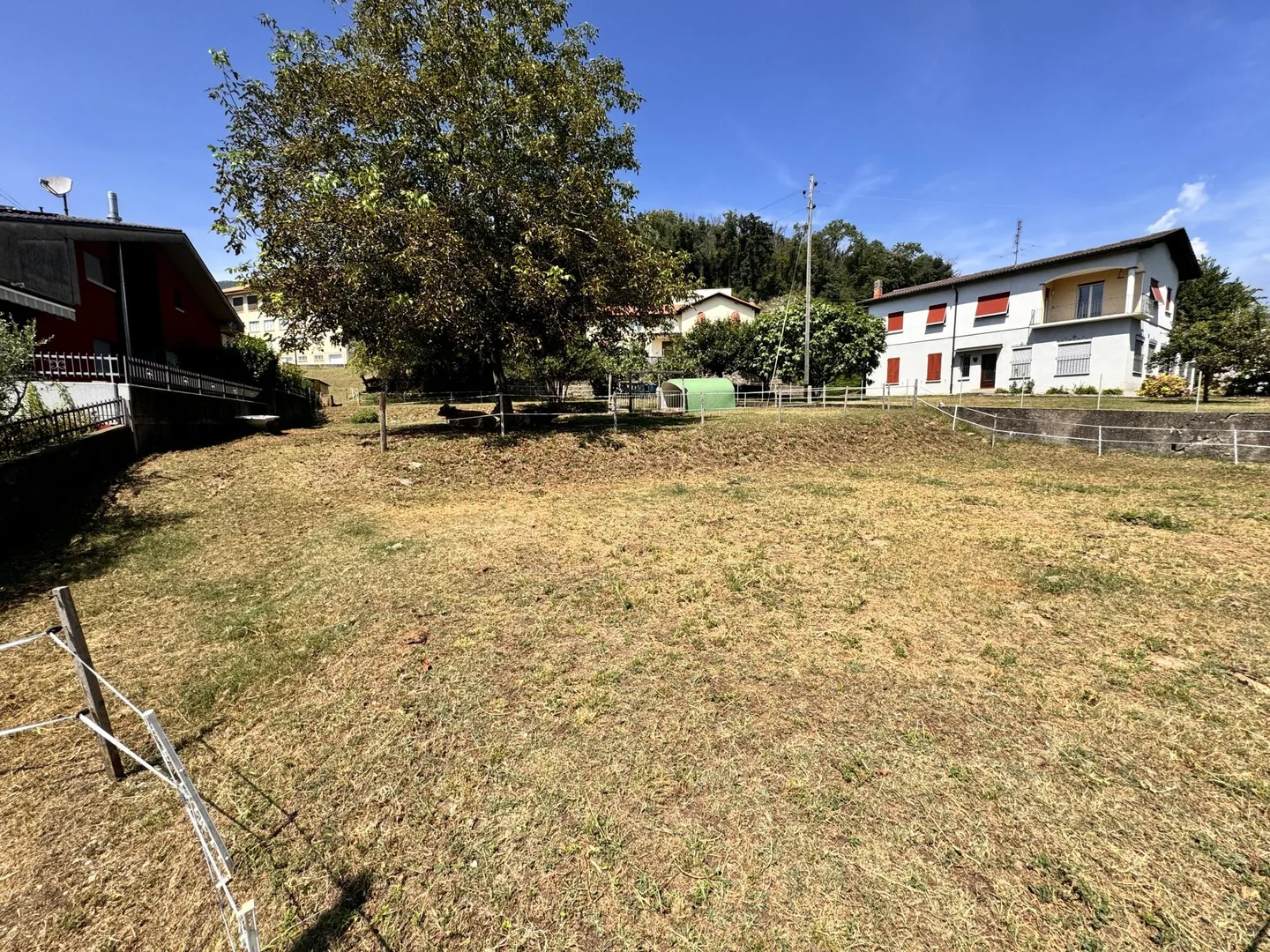 TERRAIN DE 522 MQ AVEC PROJET PRÉAPPROUVÉ À ARZO - Photo 2 sur 3