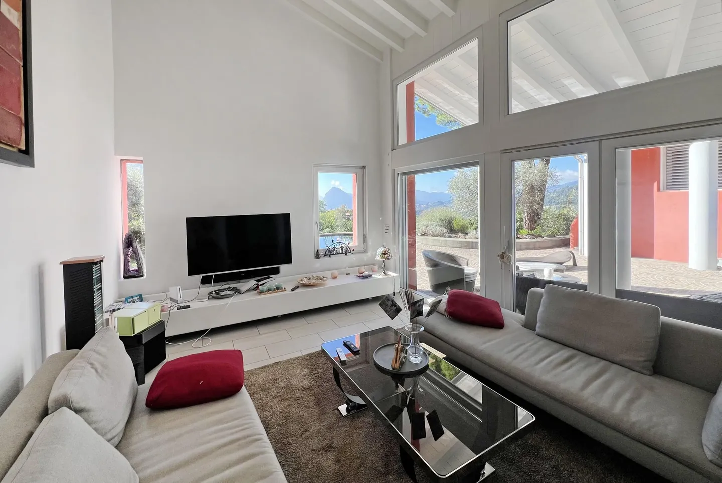 Exclusive Villa 6.5 with Pool and Panoramic View in Cadro - Photo 3 of 13