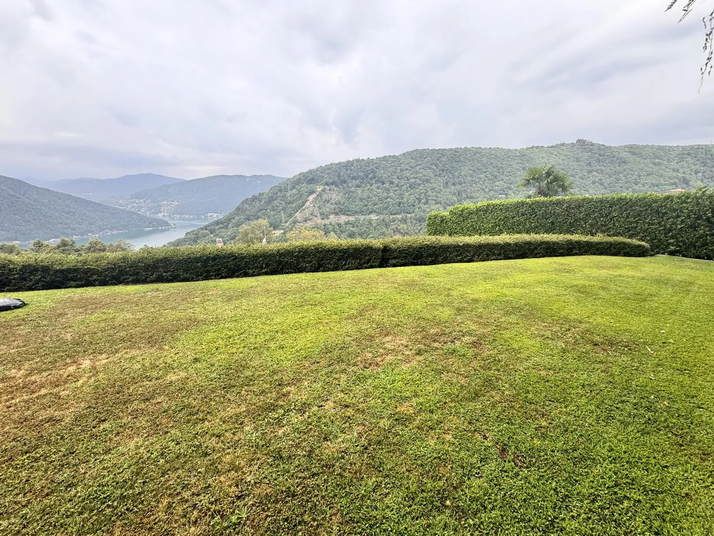 TERRAIN CONSTRUCTIBLE DE 530 M² AVEC VUE SUR LE LAC À ROVIO - Photo 1 sur 4