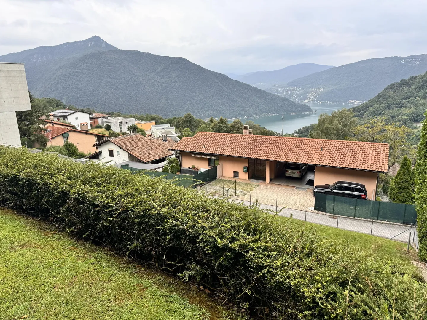 TERRAIN CONSTRUCTIBLE DE 530 M² AVEC VUE SUR LE LAC À ROVIO - Photo 3 sur 4