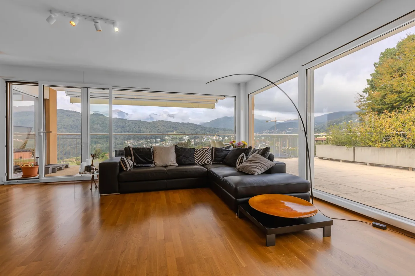PENTHOUSE 3.5 PIÈCES AVEC TERRASSE PANORAMIQUE À CADRO - Photo 3 sur 9