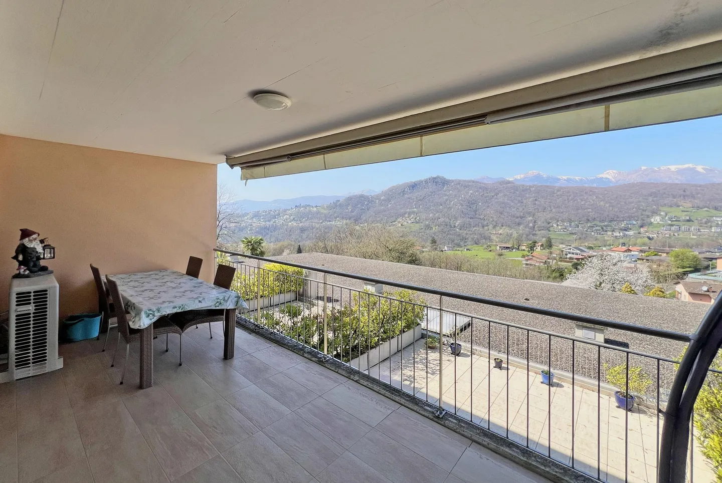 MODERNE ET SPACIEUSE 3.5 PIÈCES AVEC PISCINE À CADRO - Photo 1 sur 10