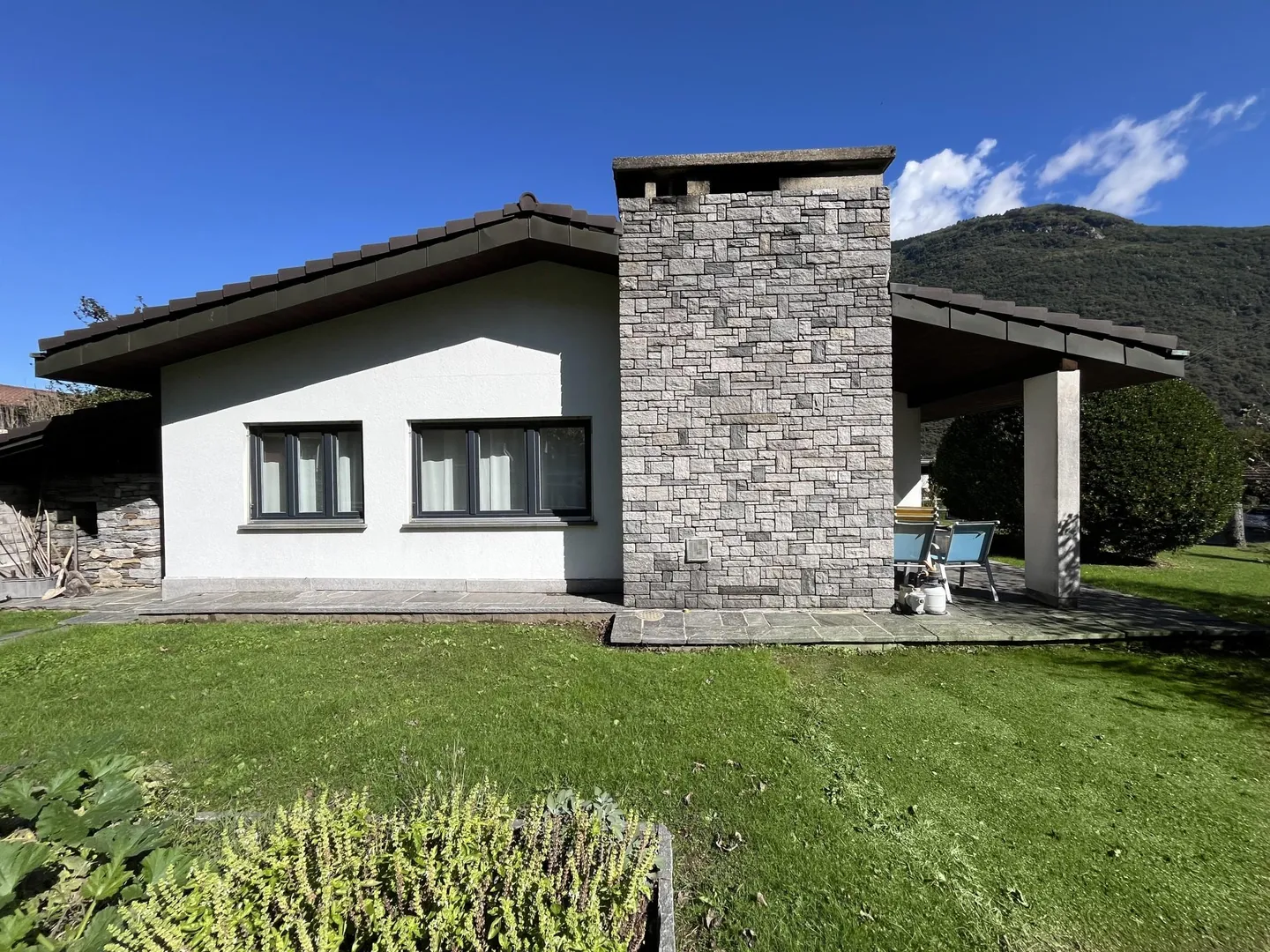 BRIGHT VILLA WITH 6 ROOMS, GROTTO, AND GARDEN IN GNOSCA - Photo 1 of 10