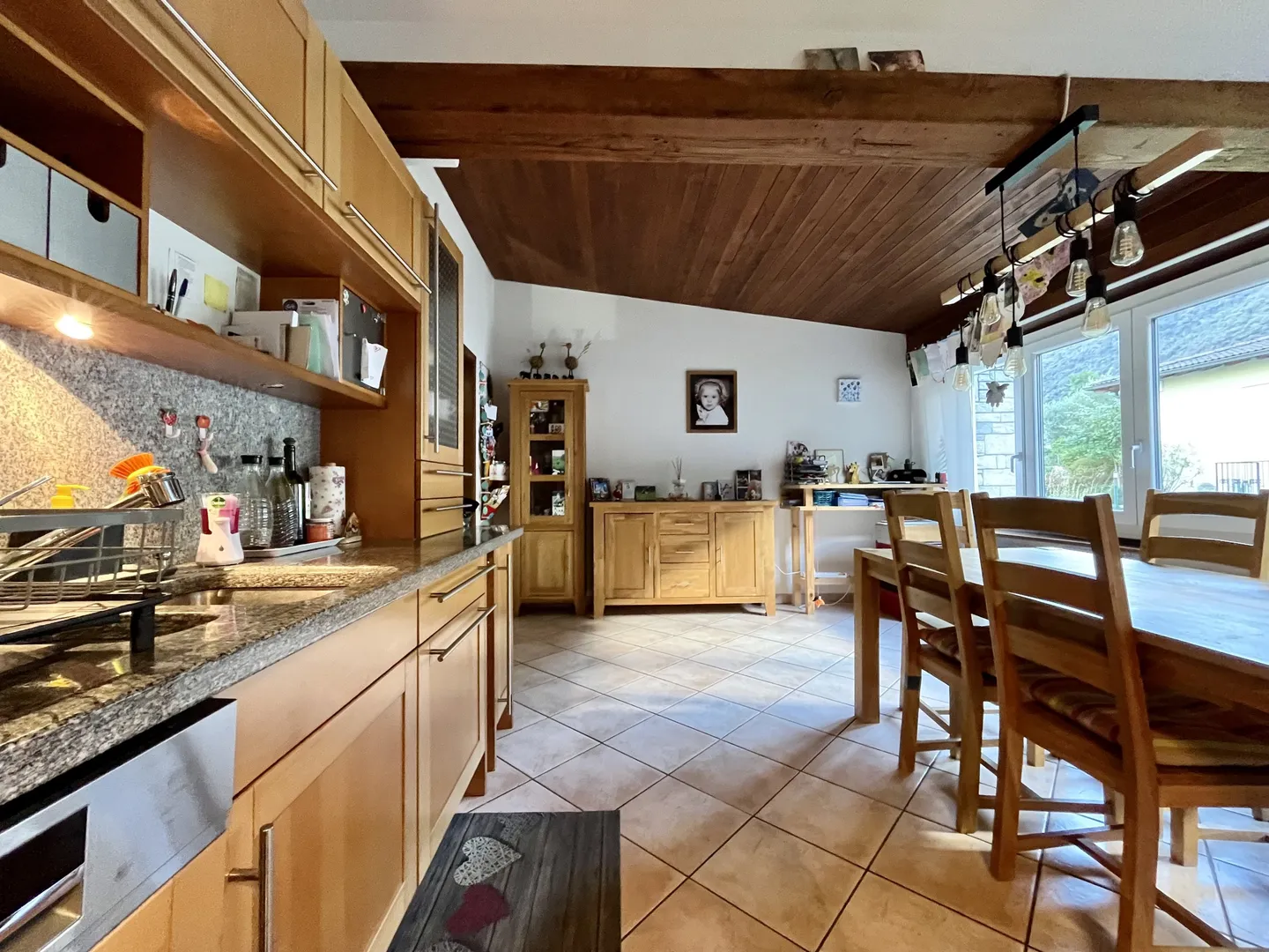 GERÄUMIGE VILLA MIT 6 ZIMMERN, GROTTE UND GROSSEN GARTEN IN GNOSCA - Foto 1 von 11