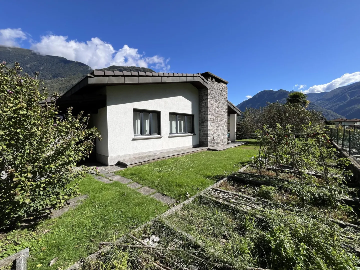 BRIGHT VILLA WITH 6 ROOMS, GROTTO, AND GARDEN IN GNOSCA - Photo 2 of 10