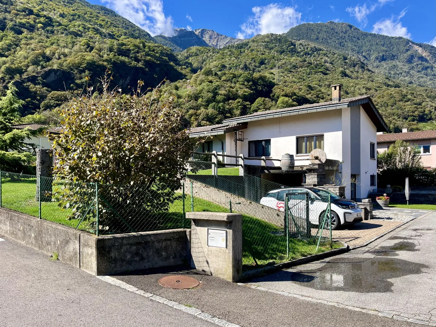 BRIGHT VILLA WITH 6 ROOMS, GROTTO, AND GARDEN IN GNOSCA - Photo 10 of 10