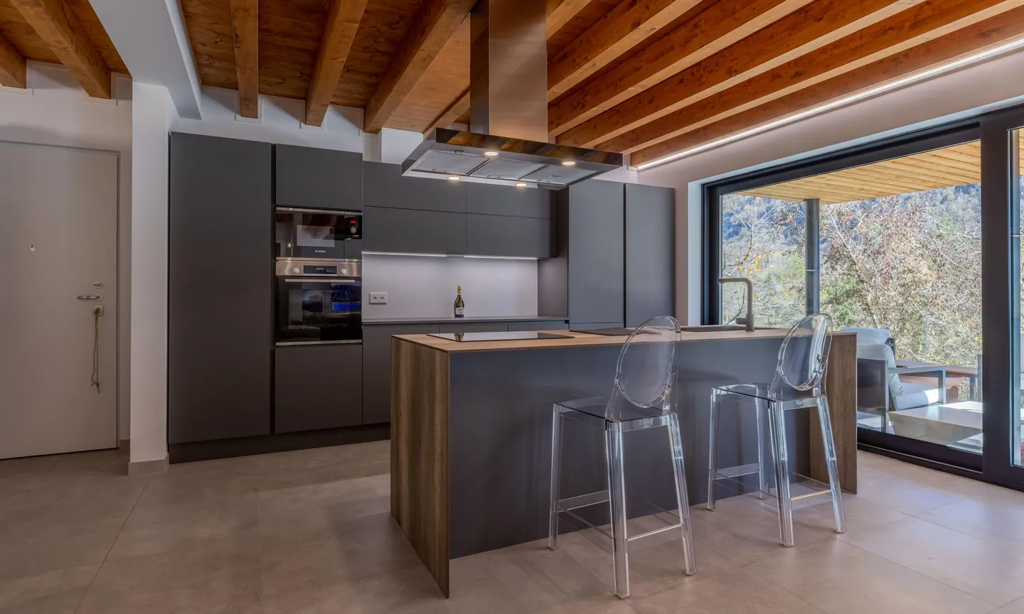 SPEKTAKULÄRE NEUE VILLA MIT 5,5 ZIMMERN IN BRIONE IN VAL VERZASCA - Foto 2 von 9