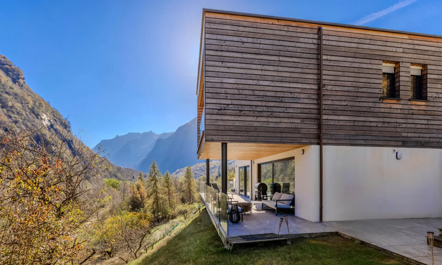 SPEKTAKULÄRE NEUE VILLA MIT 5,5 ZIMMERN IN BRIONE IN VAL VERZASCA - Foto 1 von 9