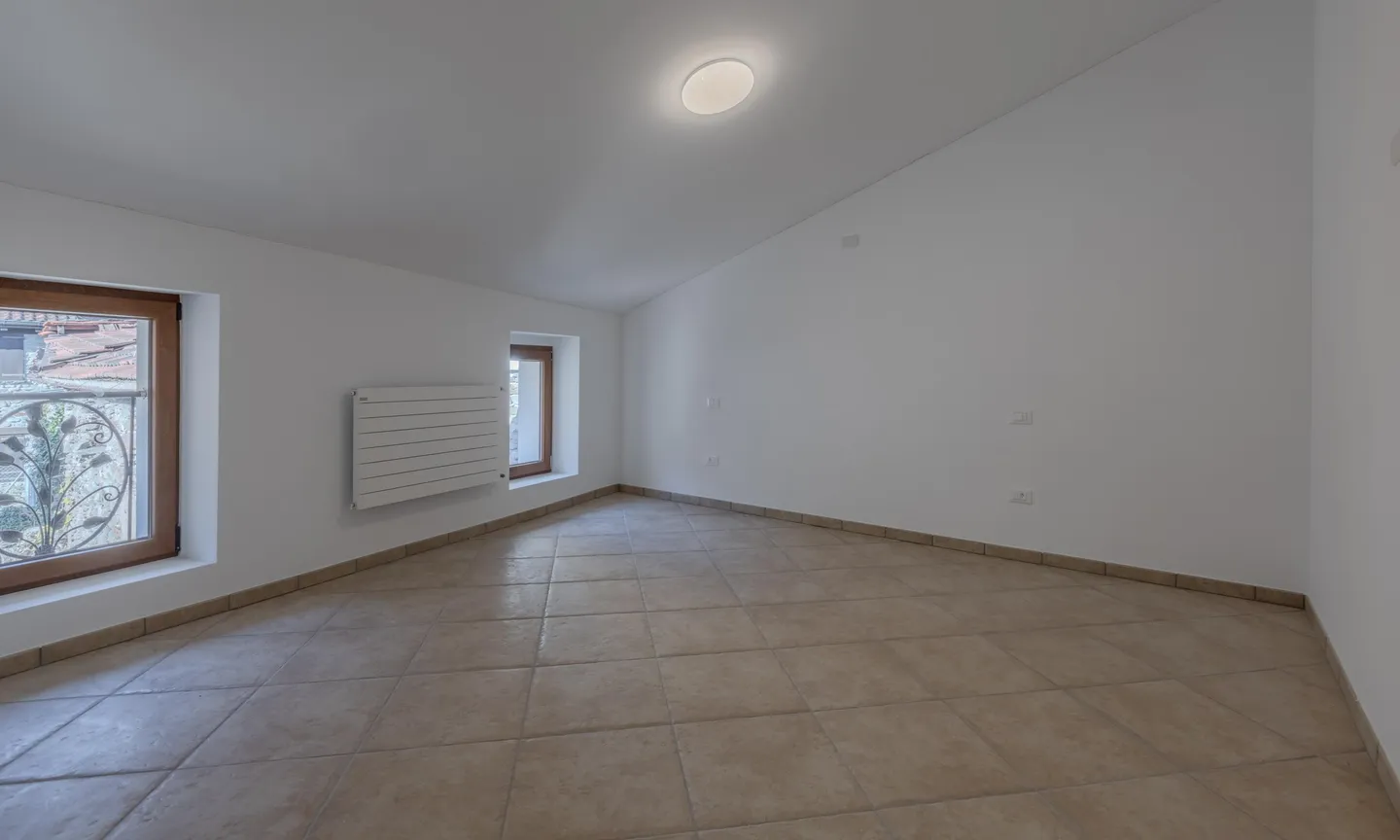 RESTRUCTURED FOUR-ROOM APARTMENT ON THE TOP FLOOR IN SIGIRINO - Photo 5 of 9