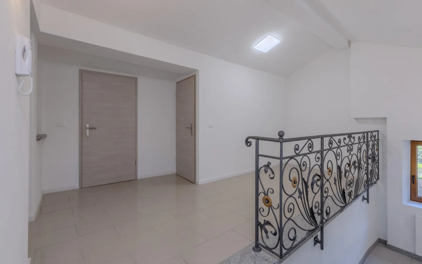 RESTRUCTURED FOUR-ROOM APARTMENT ON THE TOP FLOOR IN SIGIRINO - Photo 7 of 9