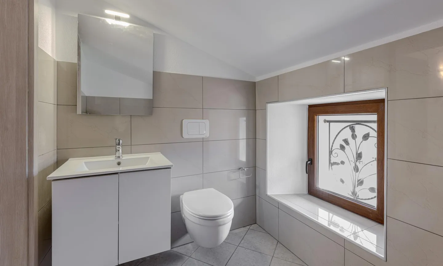 RESTRUCTURED FOUR-ROOM APARTMENT ON THE TOP FLOOR IN SIGIRINO - Photo 8 of 9