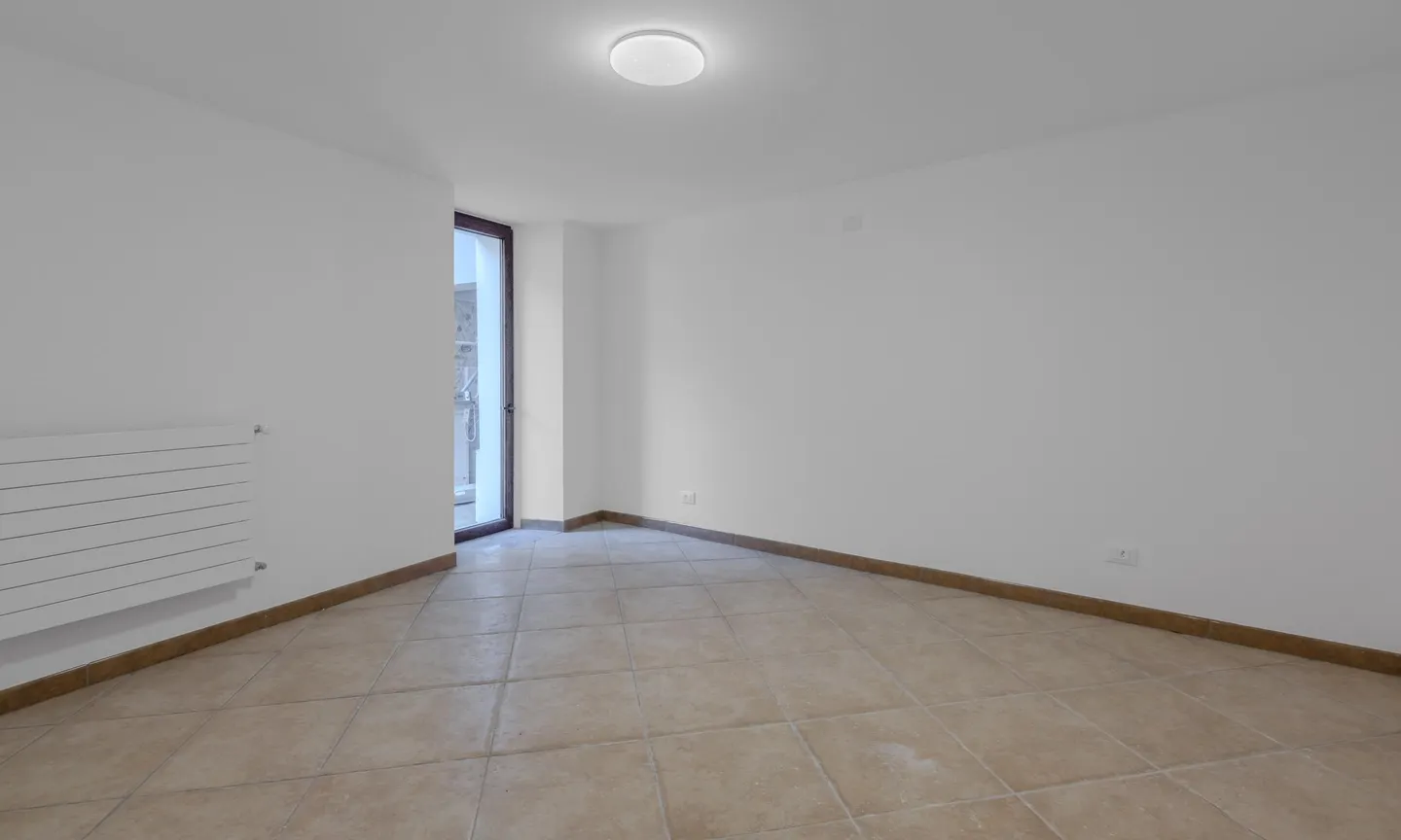 2.5-ROOM UNIT IN NUCLEO WITH GARDEN IN SIGIRINO - Photo 6 of 11