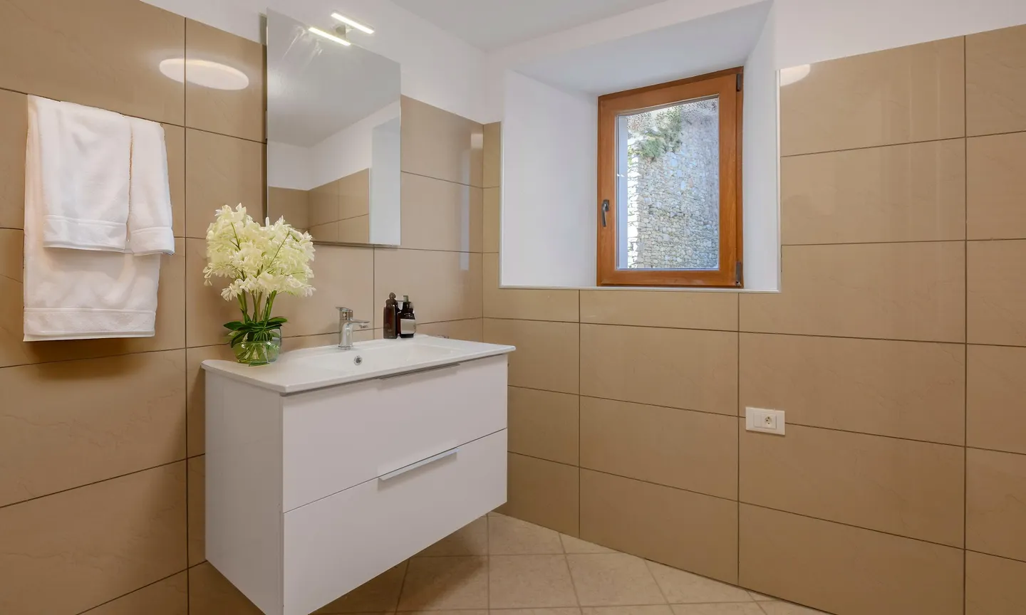 2.5-ROOM UNIT IN NUCLEO WITH GARDEN IN SIGIRINO - Photo 7 of 11