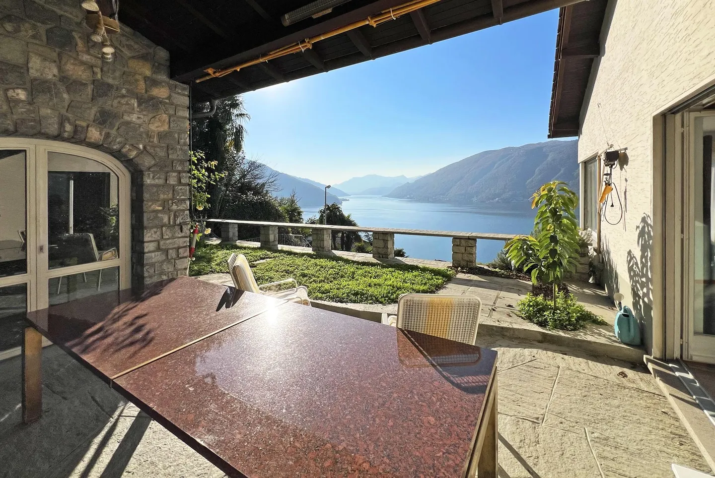 INCANTEVOLE VILLA 6.5 LOC. VISTA LAGO CON PISCINA A BISSONE - Foto 1 di 11