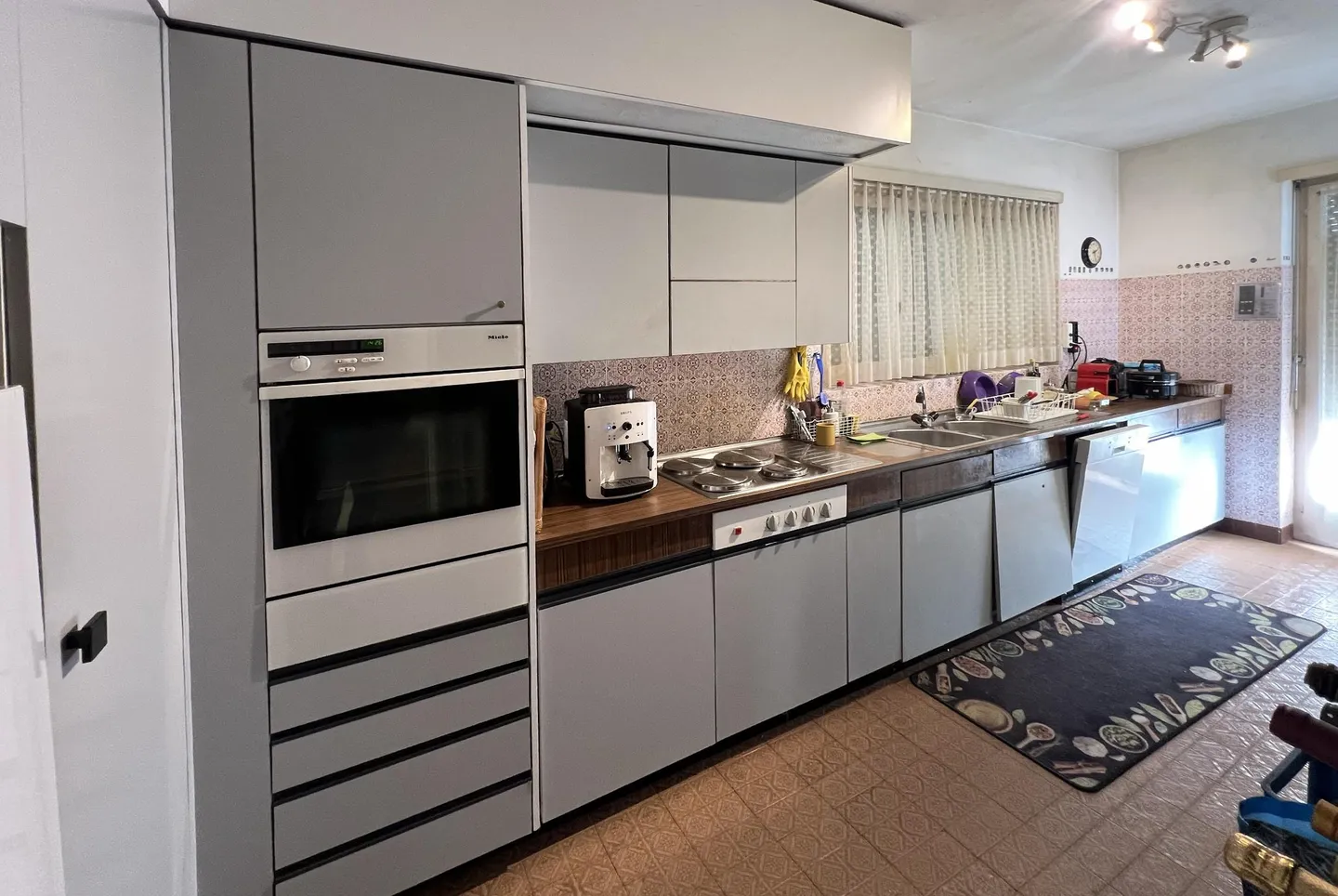 INCANTEVOLE VILLA 6.5 LOC. VISTA LAGO CON PISCINA A BISSONE - Foto 6 di 11