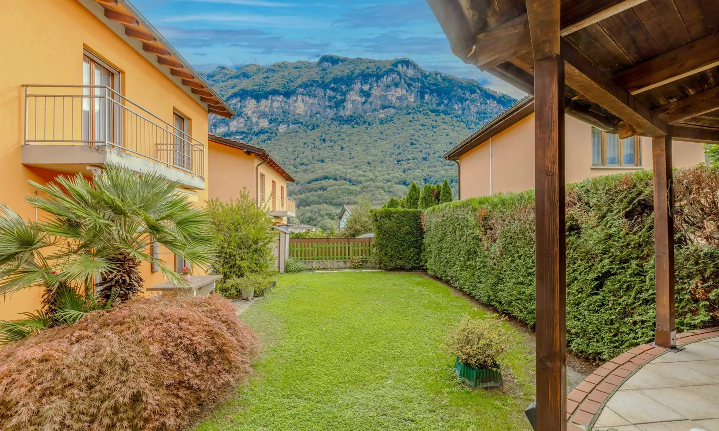 CASA 6.5 LOCALI CON GIARDINO E GROTTINO A RIVA SAN VITALE - Foto 2 di 9