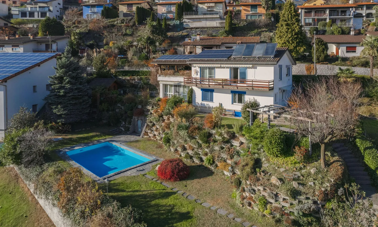 INCANTEVOLE VILLA 7.5 LOC. CON PISCINA E LAGHETTO AD AROGNO - Foto 1 di 9