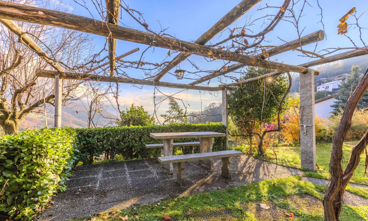 STUNNING VILLA 7.5 WITH POOL AND POND IN AROGNO - Photo 9 of 12