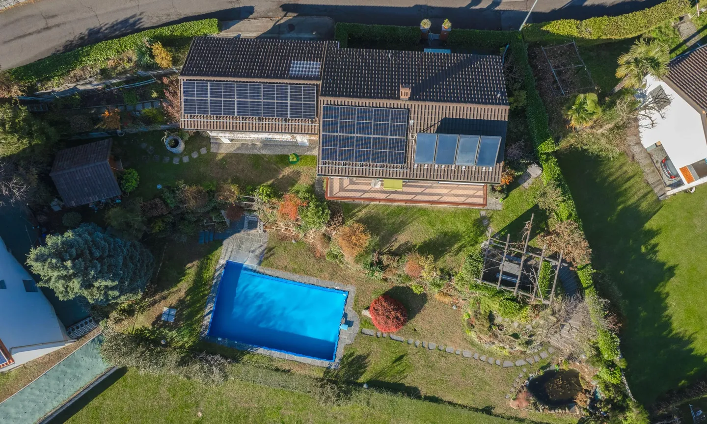 INCANTEVOLE VILLA 7.5 LOC. CON PISCINA E LAGHETTO AD AROGNO - Foto 8 di 9