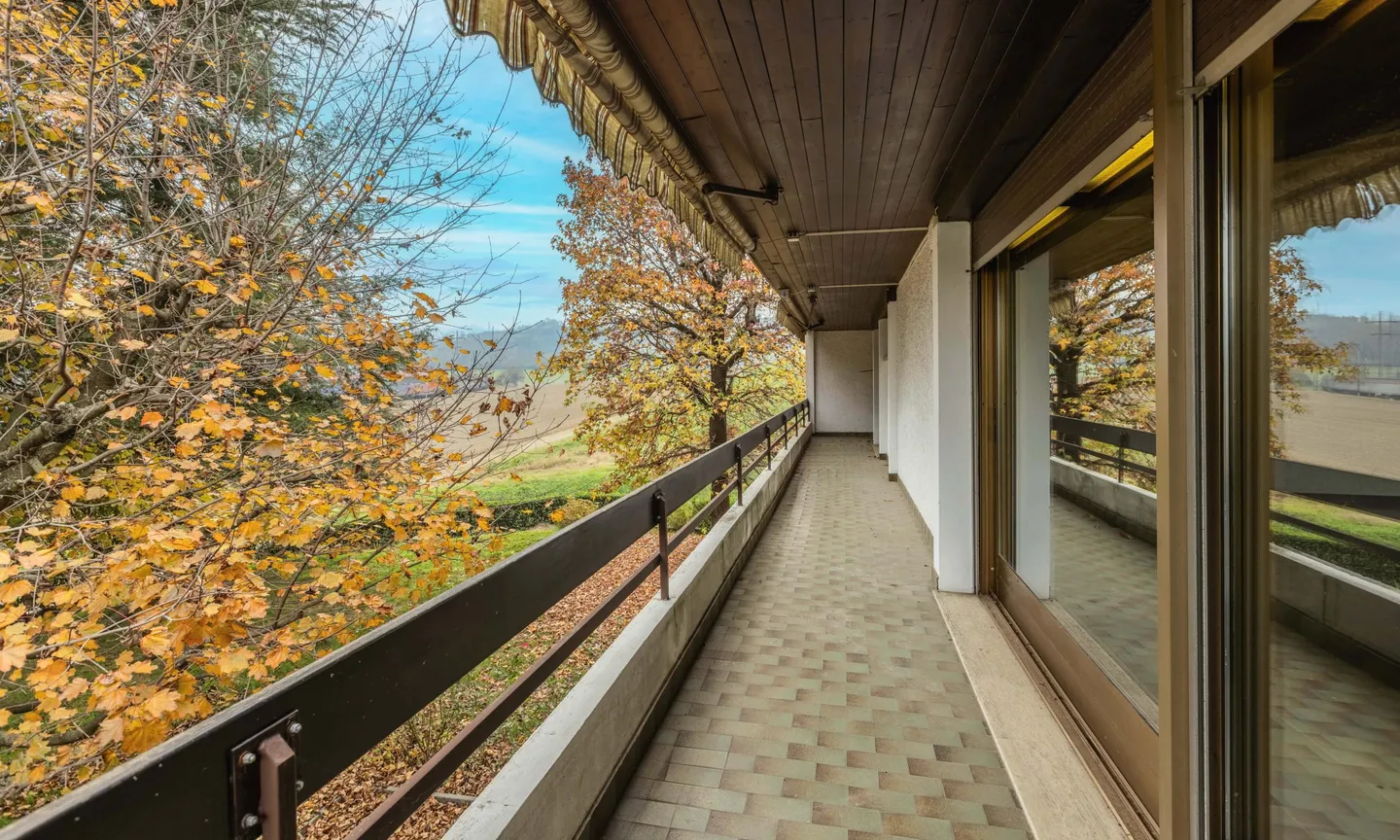 VILLA CON TERRENO R3 E PROGETTO PER 4 APPARTAMENTI A BALERNA - Foto 3 di 11