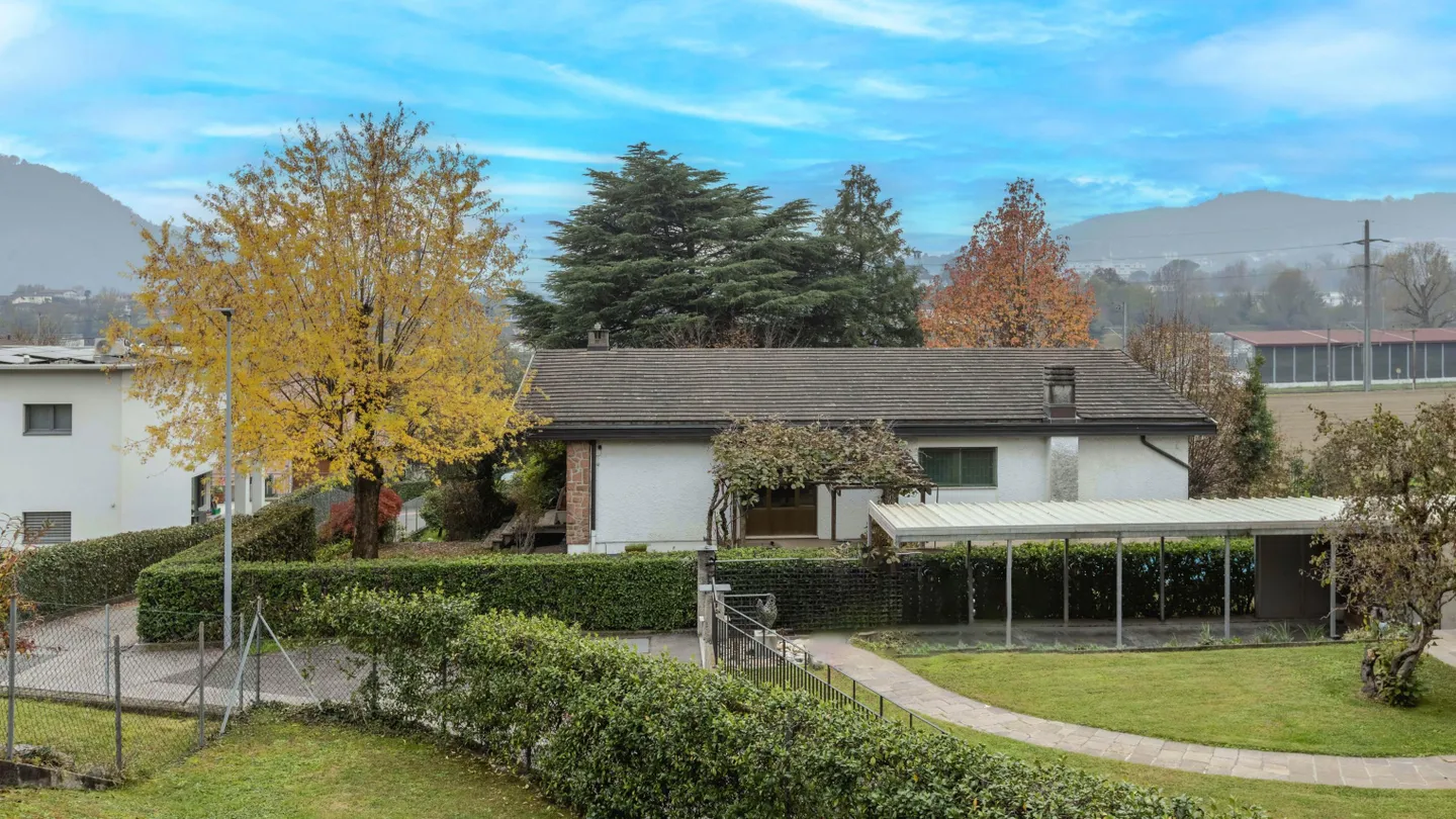 VILLA CON TERRENO R3 E PROGETTO PER 4 APPARTAMENTI A BALERNA - Foto 1 di 11