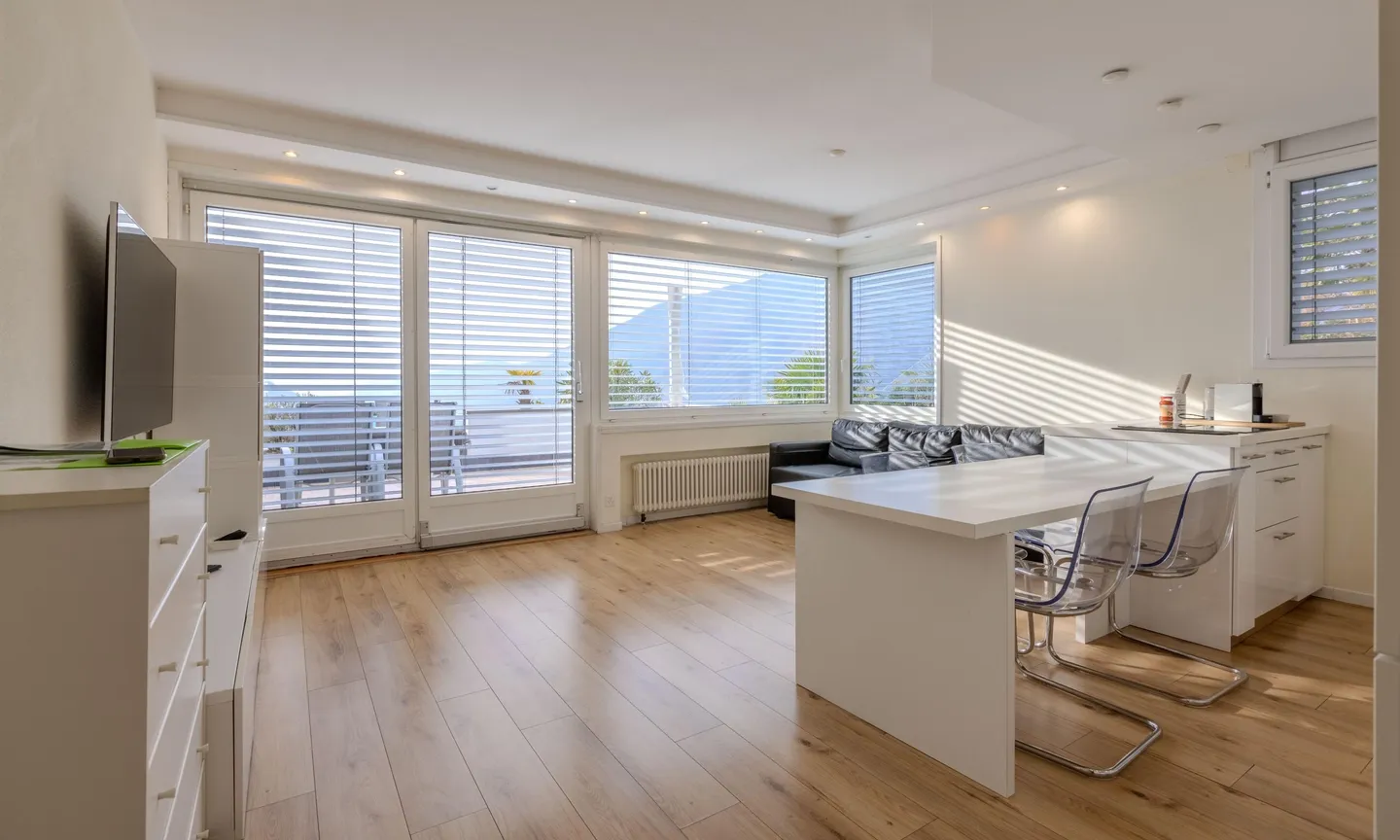 BELLISSIMO 2.5 LOCALI VISTA LAGO CON TERRAZZA A ROVIO - Foto 3 di 9