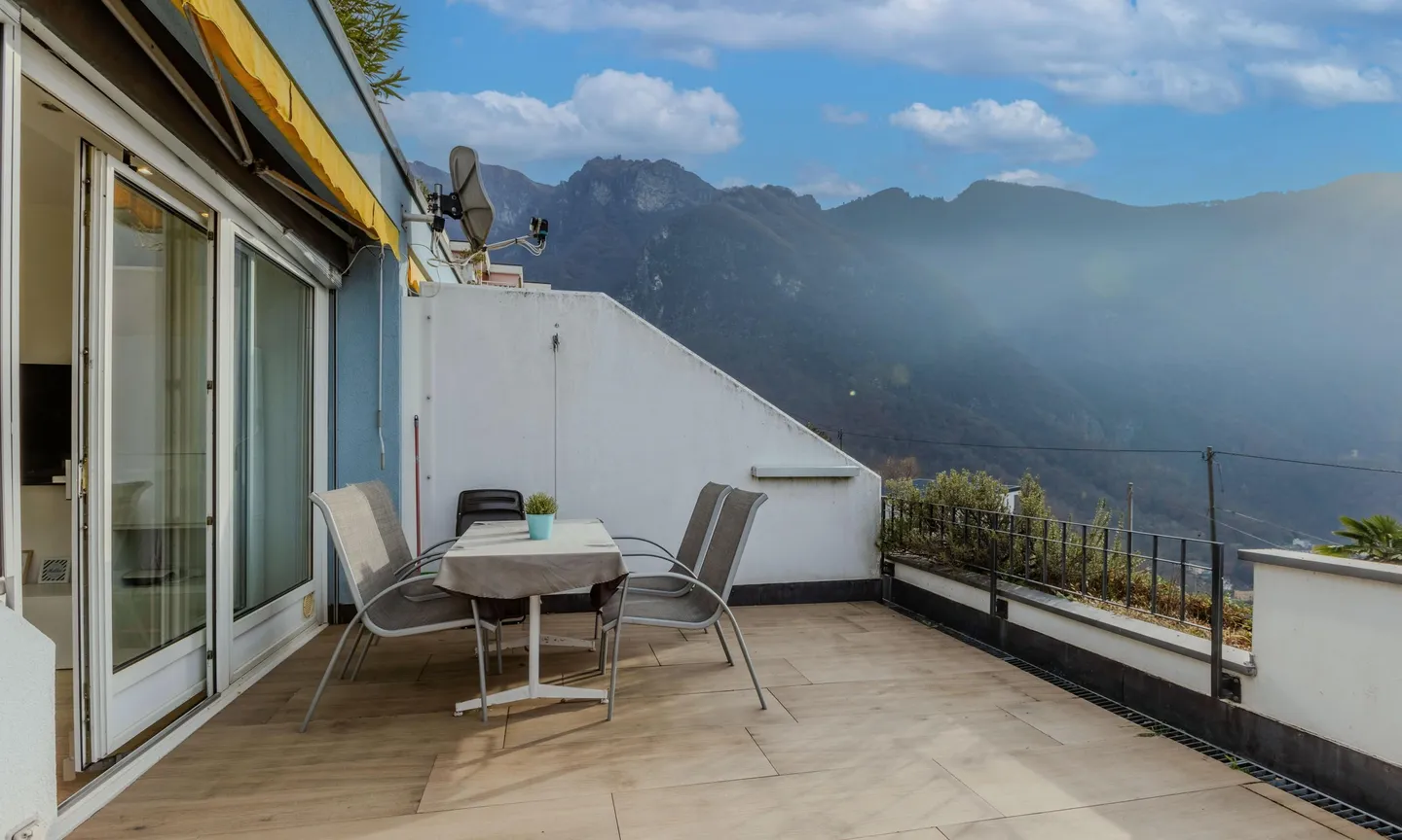 BELLISSIMO 2.5 LOCALI VISTA LAGO CON TERRAZZA A ROVIO - Foto 4 di 9