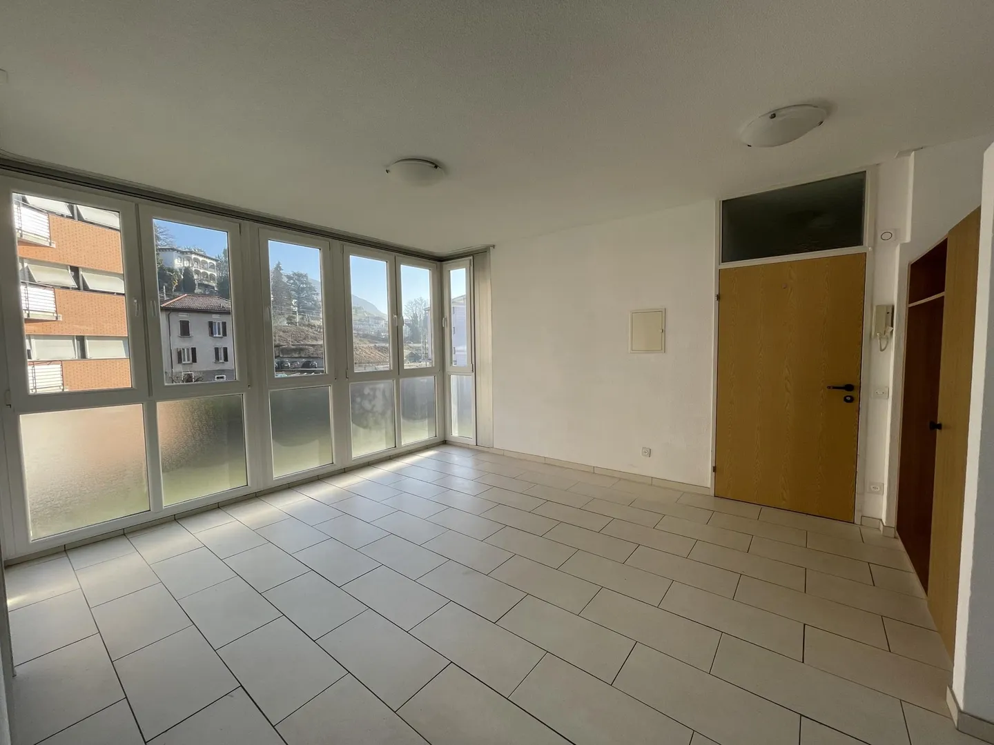 HELLER 3.5-ZIMMER-APARTMENT VON 90 MQ IN BALERNA - Foto 2 von 9