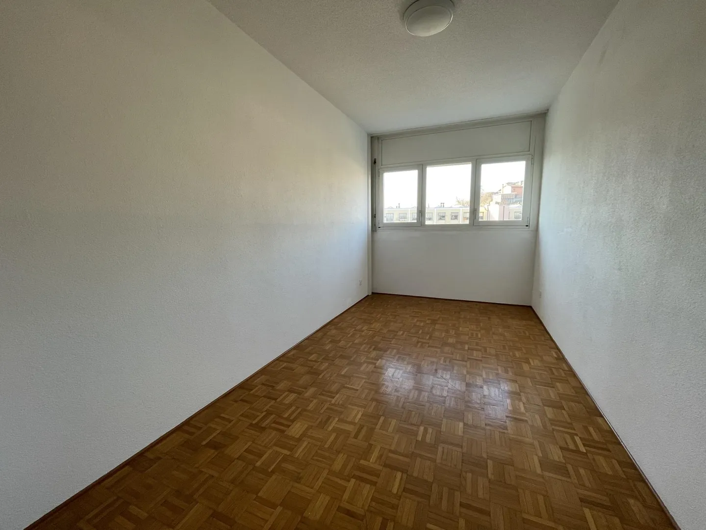 HELLER 3.5-ZIMMER-APARTMENT VON 90 MQ IN BALERNA - Foto 7 von 9