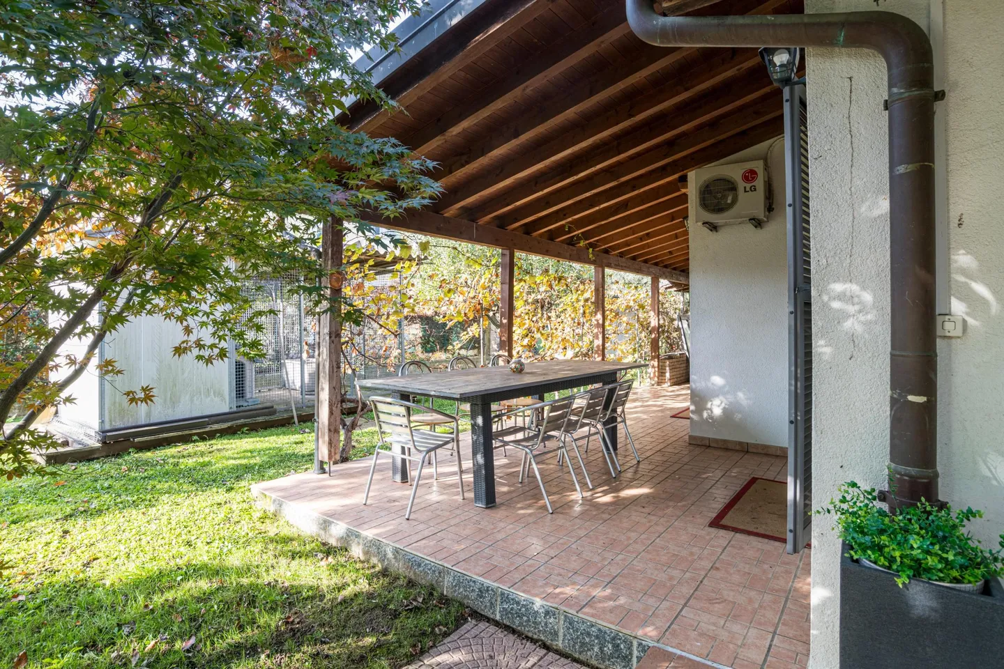 VILLA WITH 5.5 ROOMS AND CHARMING GARDEN IN LIGORNETTO - Photo 2 of 9