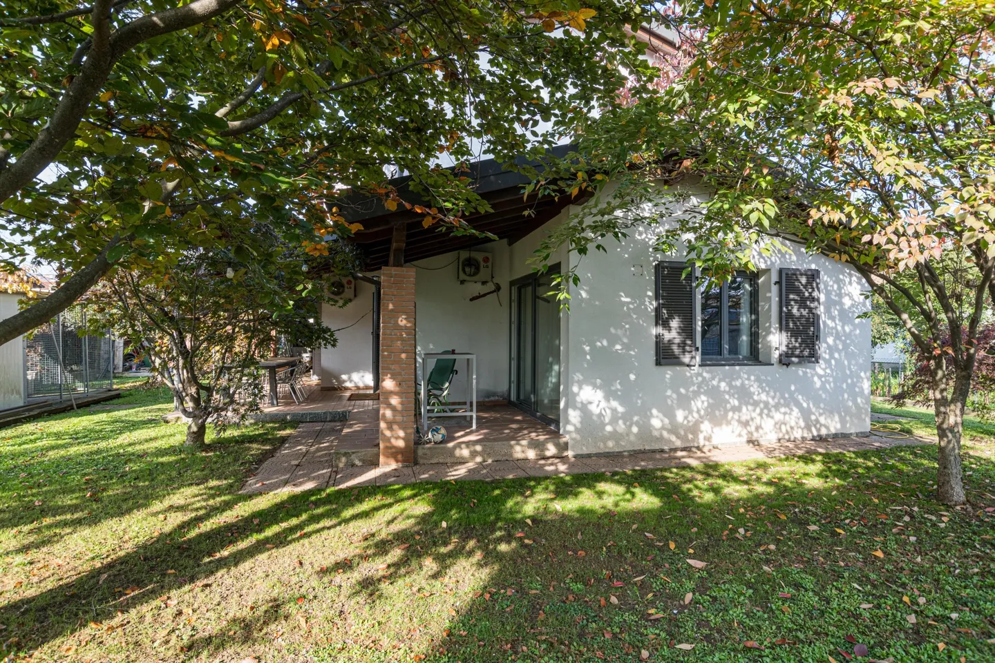 VILLA WITH 5.5 ROOMS AND CHARMING GARDEN IN LIGORNETTO - Photo 1 of 9