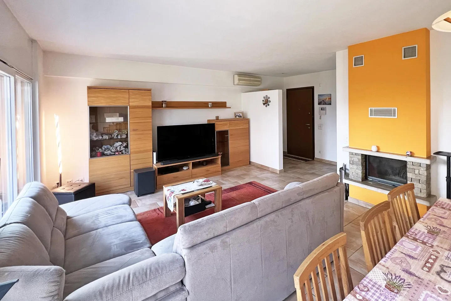 GERÄUMIGE VILLA 5.5 ZIMMER MIT KAMIN UND GARTEN IN BESAZIO - Foto 3 von 12