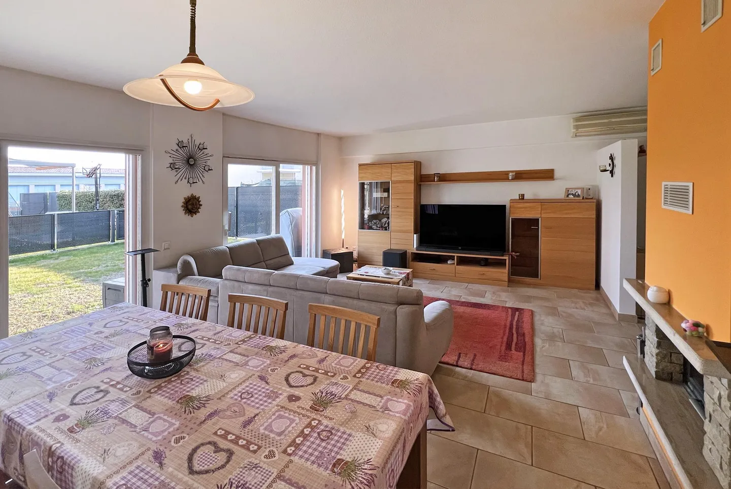 GERÄUMIGE VILLA 5.5 ZIMMER MIT KAMIN UND GARTEN IN BESAZIO - Foto 4 von 12