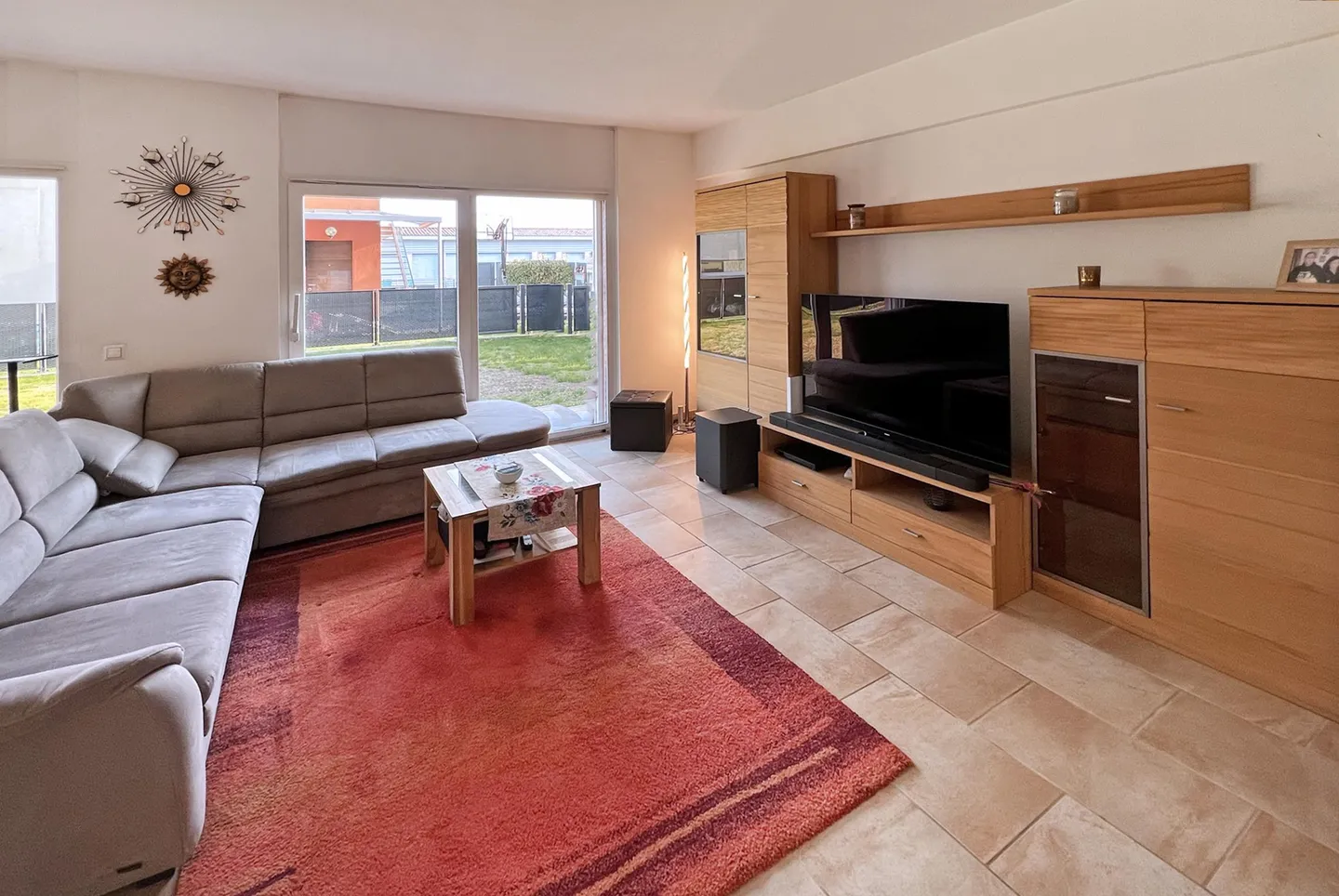 VILLA SPACIEUSE 5.5 AVEC BEAU JARDIN PLAT À BESAZIO - Photo 4 sur 13