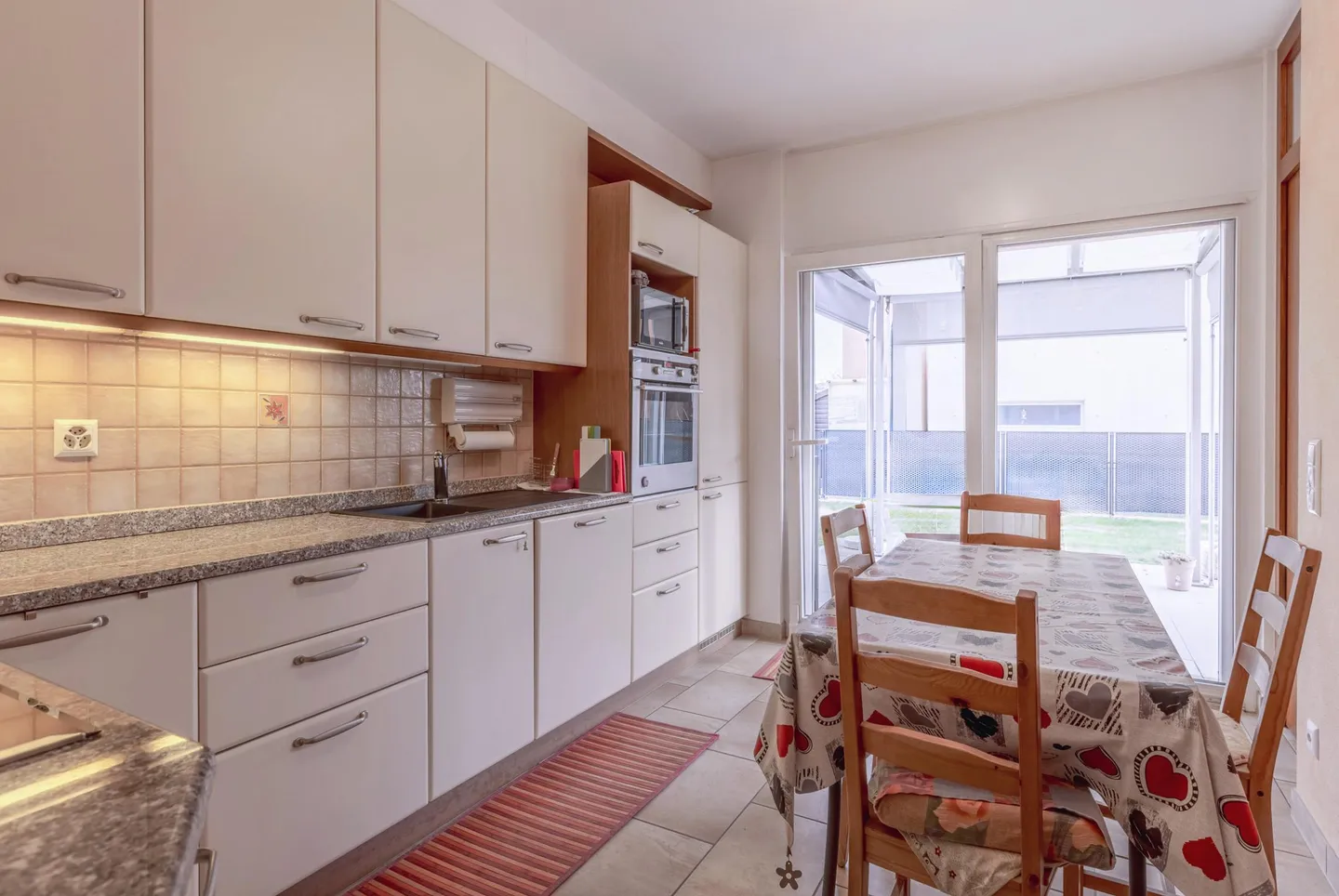 GERÄUMIGE VILLA 5.5 ZIMMER MIT KAMIN UND GARTEN IN BESAZIO - Foto 5 von 12